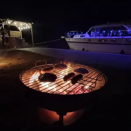 The Rose - 37Ft Lakeside Yacht With Hot Tub Swansea Exterior photo
