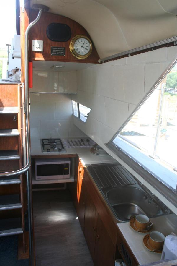 Botel The Rose - 37ft Lakeside Yacht With Hot Tub *