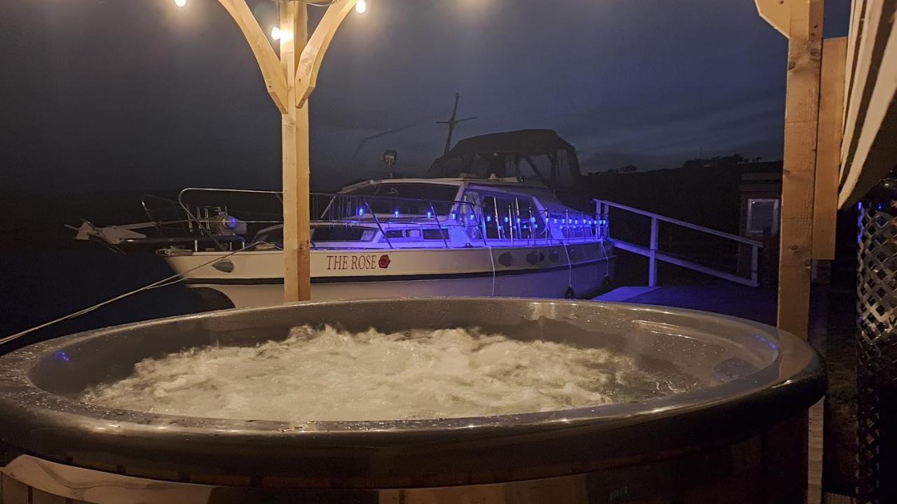 The Rose - 37ft Lakeside Yacht With Hot Tub