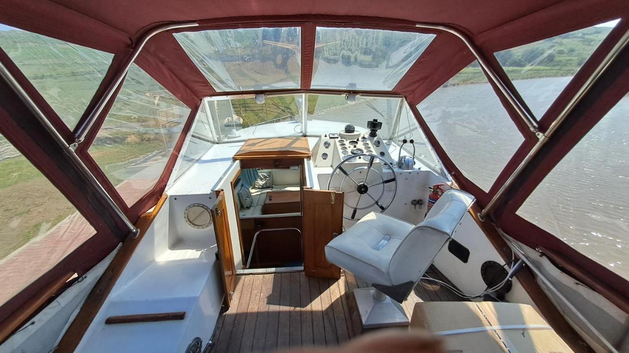 The Rose - 37ft Lakeside Yacht With Hot Tub Swansea