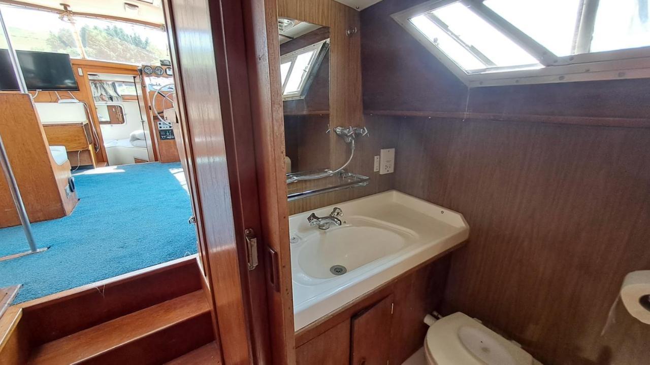 The Rose - 37ft Lakeside Yacht With Hot Tub
