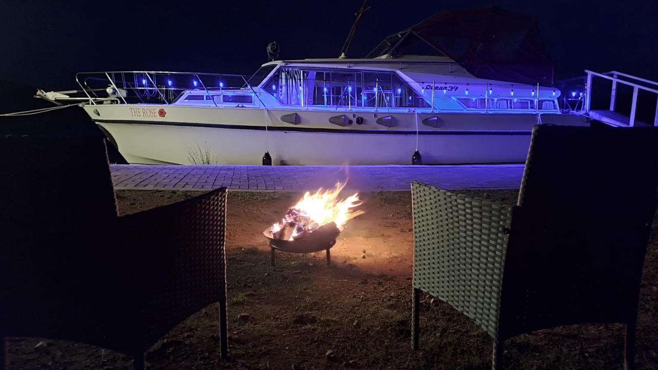 The Rose - 37ft Lakeside Yacht With Hot Tub Botel