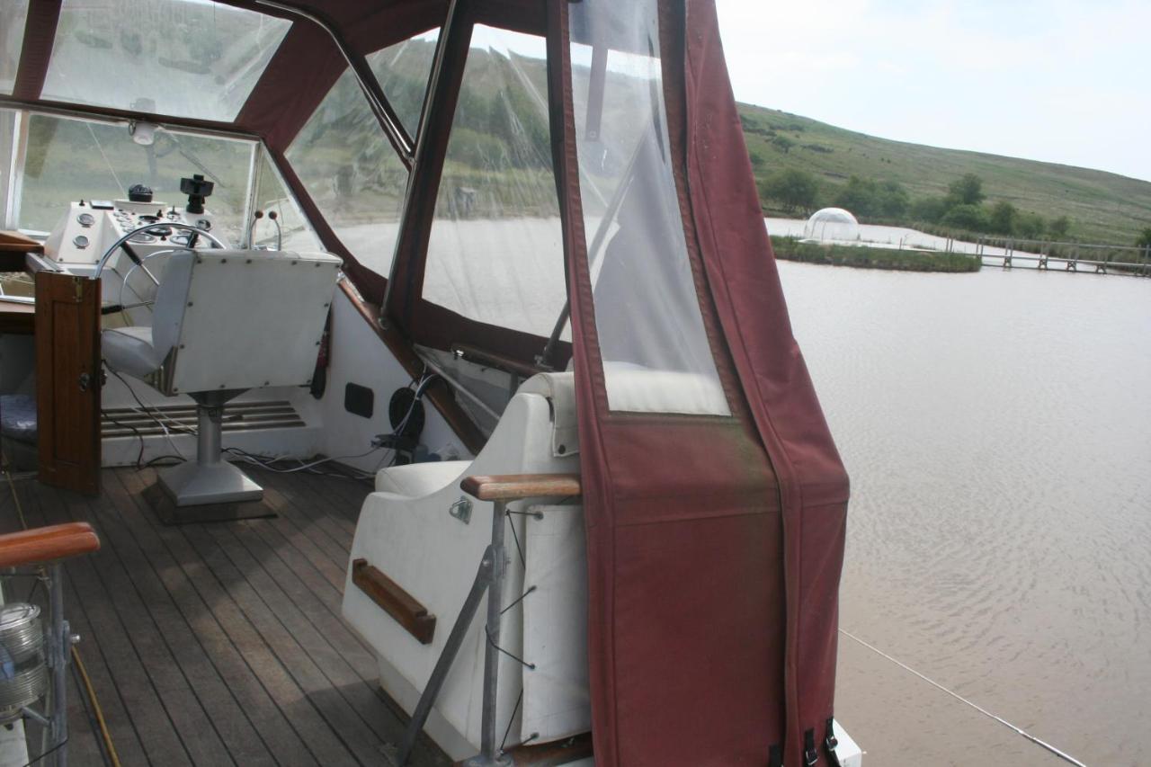 Botel The Rose - 37ft Lakeside Yacht With Hot Tub Swansea
