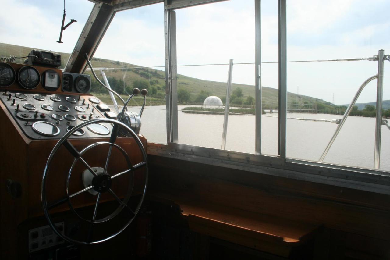 The Rose - 37ft Lakeside Yacht With Hot Tub * Swansea